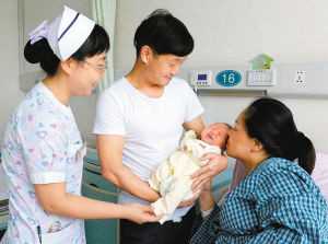 上海正规代生子_两个女儿，试管婴儿拼生三胎儿子，以为会母凭子贵，现实却